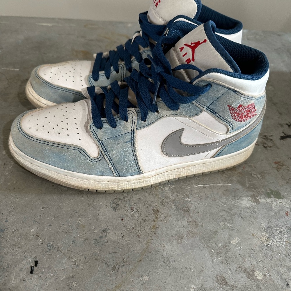 Jordan Men's Blue and White Sneakers